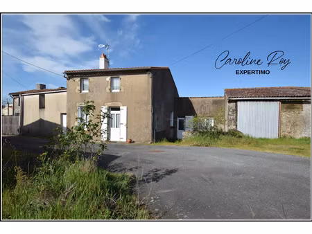 getigne village à 10 min de clisson maison à rénover avec dépendances et jardin.