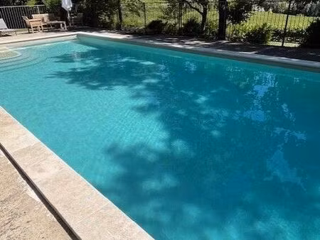 vente petit mas en pierre au milieu des vignes