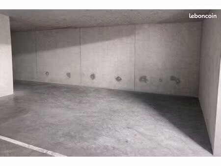 grande place de parking en sous sol fermé (25m2)