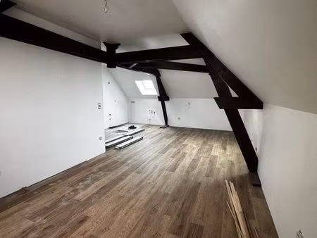 ? t3 70 m² – 2ème et dernier étage – poutres apparentes – entièrement rénové – disponible 