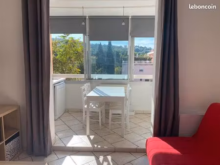 studio meublé sanary centre loc à l'année parking privé