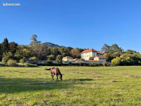 loft atypique meublé à claix dans maison de caractère