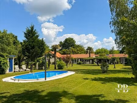 vendays-montalivet ? domaine familial de 250 m² avec 2 logements indépendants  piscine et 