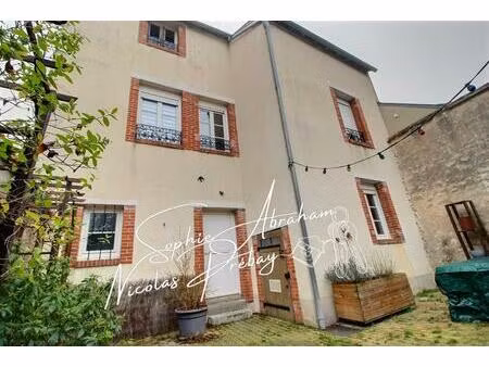 maison en pierres  3 chambres  grenier aménageable avec cour  dépendance et cave