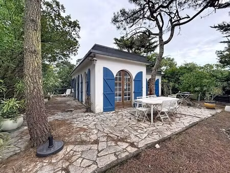 villa sur un grand terrain arboré  océan à pied