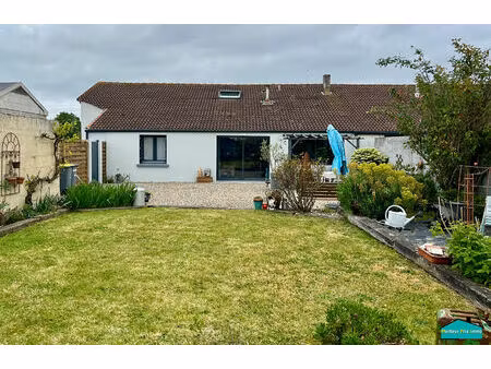 charmante maison de deux chambres  avec un beau jardin.