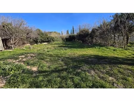 à acheter sur eguilles: terrain constructible de 888m2