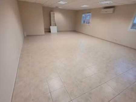 prestigieux bureau de 50 m2 en location - cuers  france