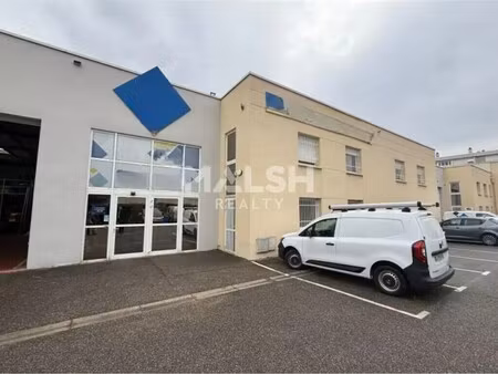 location local d'activités 967 m²