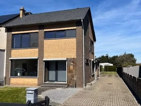 instapklare woning met 4 slaapkamers en volledig omheinde tuin in landelijke omgeving van 