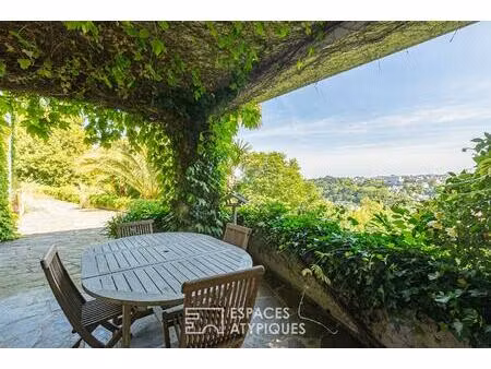 maison avec son grand parc paysager