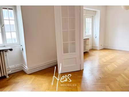 orangerie musiciens belle maison bi-famille dans la verdure.