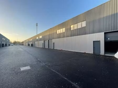 location local d'activités 70 m² à 1 759 m²