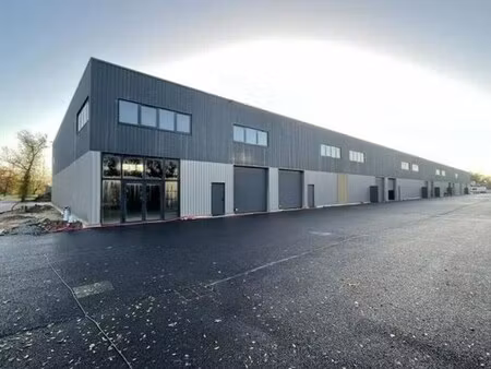 location local d'activités 82 m² à 4 551 m²