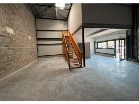 location local d'activités 128 m²