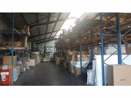 location local d'activités 100 m² à 1 000 m²