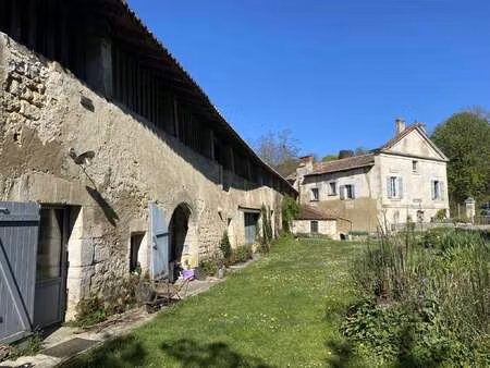 vente maison à puymoyen (16400) : à vendre / 290m² puymoyen