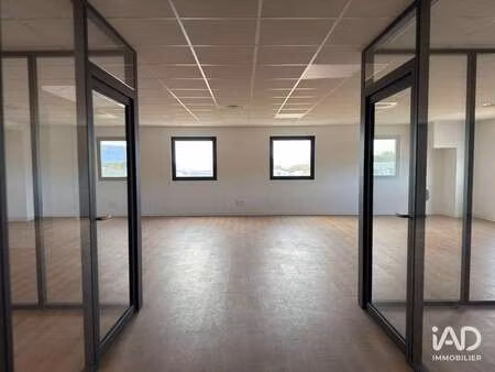 vente bureaux et commerces à signes (83870) : à vendre / 155m² signes