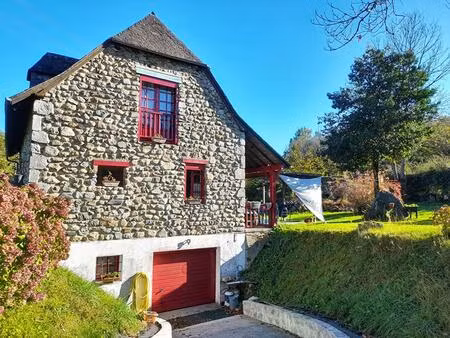 charmante demeure en pierre avec vaste sous-sol et jardin paysager