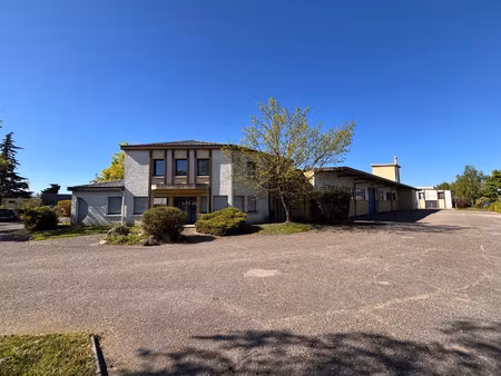 local professionnel à louer lentilly 2136m2 160 000€/mois ht/hc