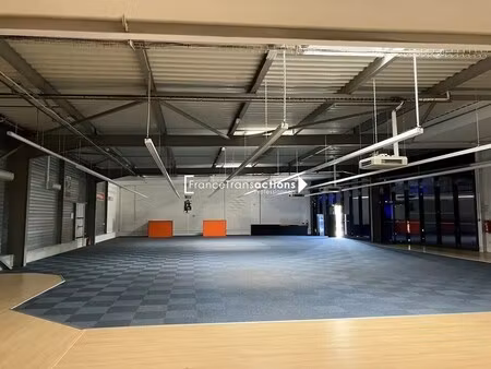 location commerce 689 m²