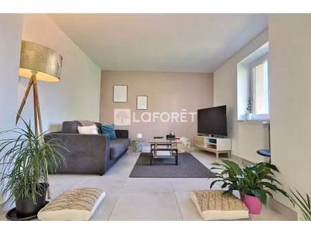 appartement t2 fonctionnel avec une terrasse et un jardinet