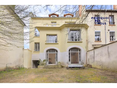 plateau en rez-de-jardin dans hôtel particulier