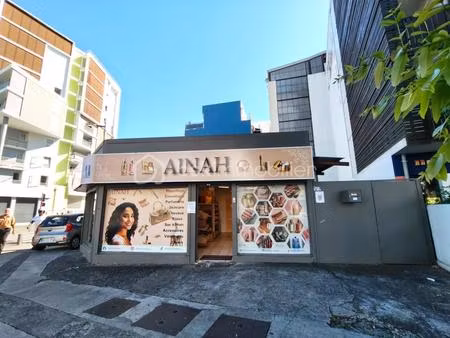 immeuble comprenant 3 locaux commerciaux