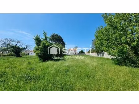terrain plat 835 m²