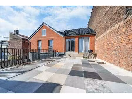 ensemble immobilier 2 maisons  3 garages et un entrepôt !