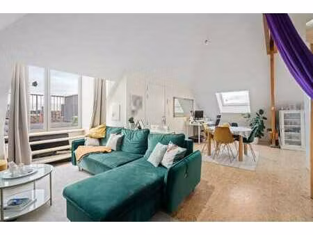 appartement spacieux de 2 chambres avec terrasse au centre.