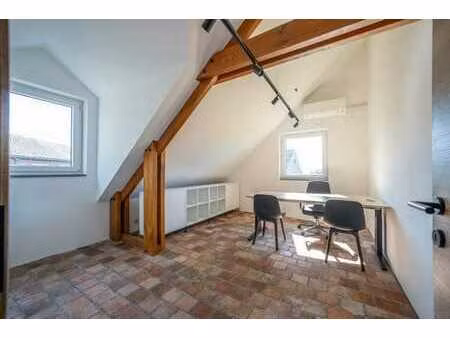 espace bureau avec hall commun et emplacements de parking.