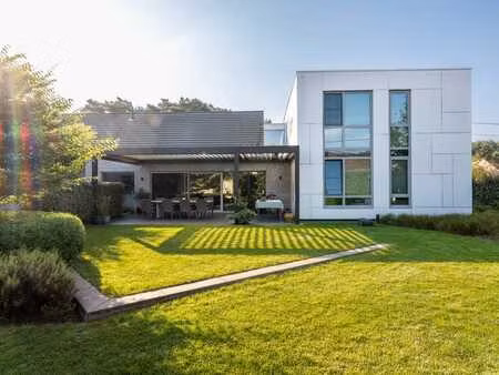 belle maison avec espace de pratique sur un terrain de 1 16