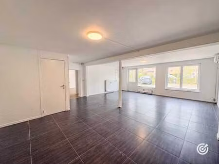 chaumont centre - commerce de +- 100 m² avec parkings