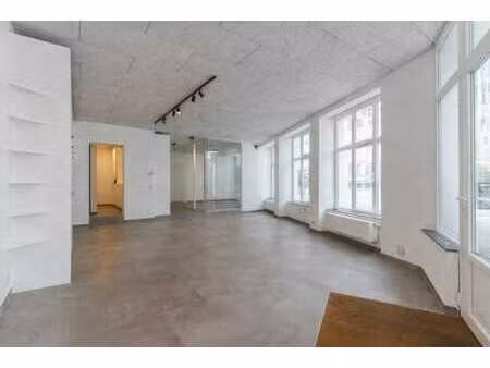 bureau situé dans un emplacement très visible à gand