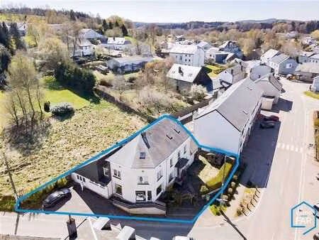 spacieuse maison 6 chambres avec commerce polyvalent.