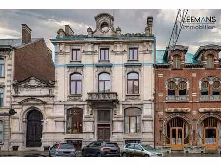 appartement entièrement rénové en face de la gare  peb b!