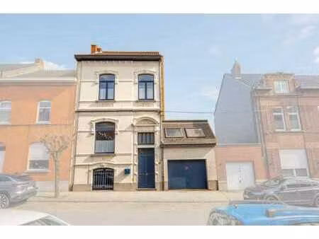 magnifique maison de maître en plein centre de la louviere