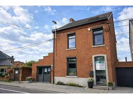 maison de +-199m² sur 7a28. 4ch/2sdb  terrain à bâtir.