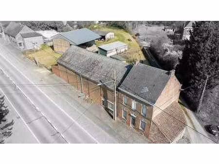 ancien corps de ferme + vastes volumes sur 27 ares