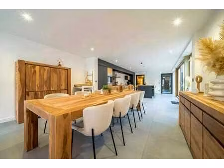 superbe maison lumineuse avec dépendance  idéalement située.