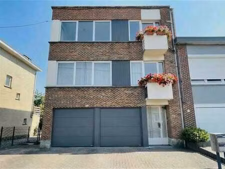 un immeuble de rapport de 2 appartements avec garages.