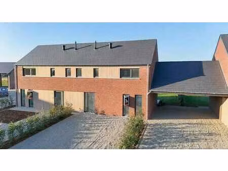 belle maison neuve de 3 chambres avec jardin!