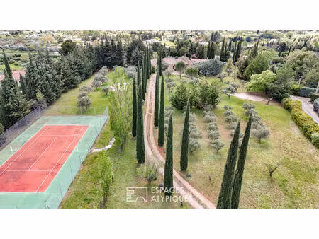 maison d'architecte aux lignes organiques avec oliveraie  piscine et tennis