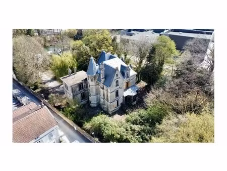 bijzonder historisch herenhuis (1886) met ommuurde tuin