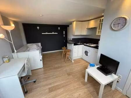 cosy studio meuble et equipe !