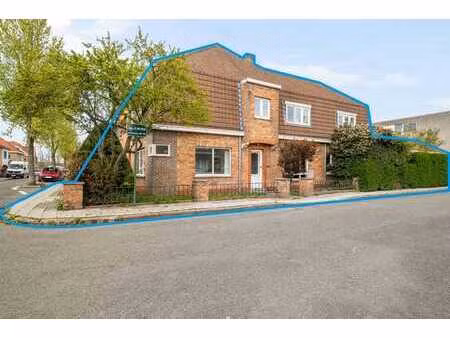 maison de coin contemporaine (récemment rénovée  3 à 4 cham