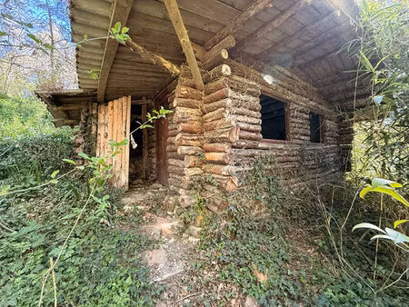 terrain de loisirs au bord de l'eau