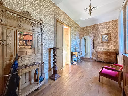 a vendre centre ville appartement de type 6 d'environ 190 m² avec cave  garage et jardin