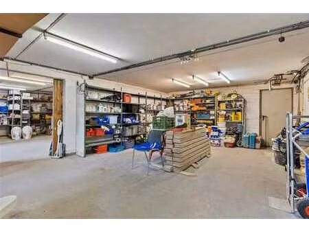 entrepôt avec bureau et sanitaires